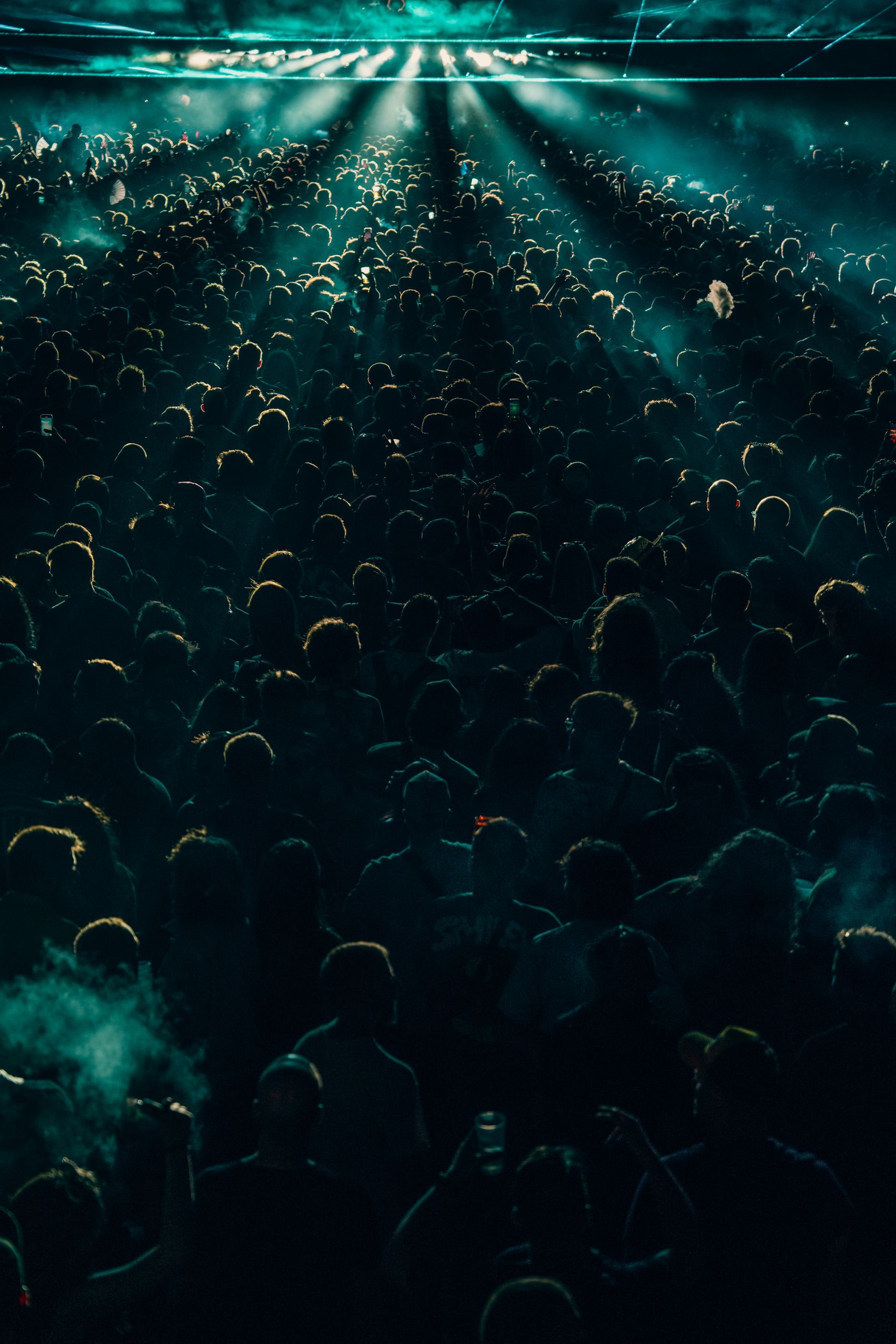 Multitud en un show nocturno con luces y humo